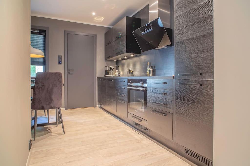 Apartamento Near Brosundet, Newly Refurnished, Free Street Parking Ålesund Exterior foto