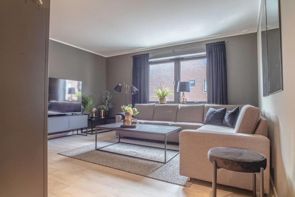 Apartamento Near Brosundet, Newly Refurnished, Free Street Parking Ålesund Exterior foto