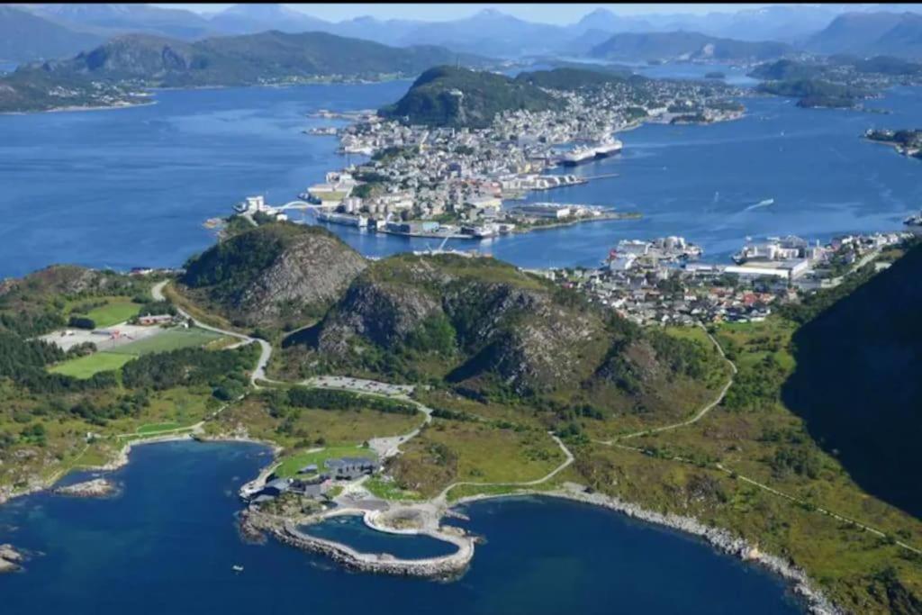 Apartamento Near Brosundet, Newly Refurnished, Free Street Parking Ålesund Exterior foto