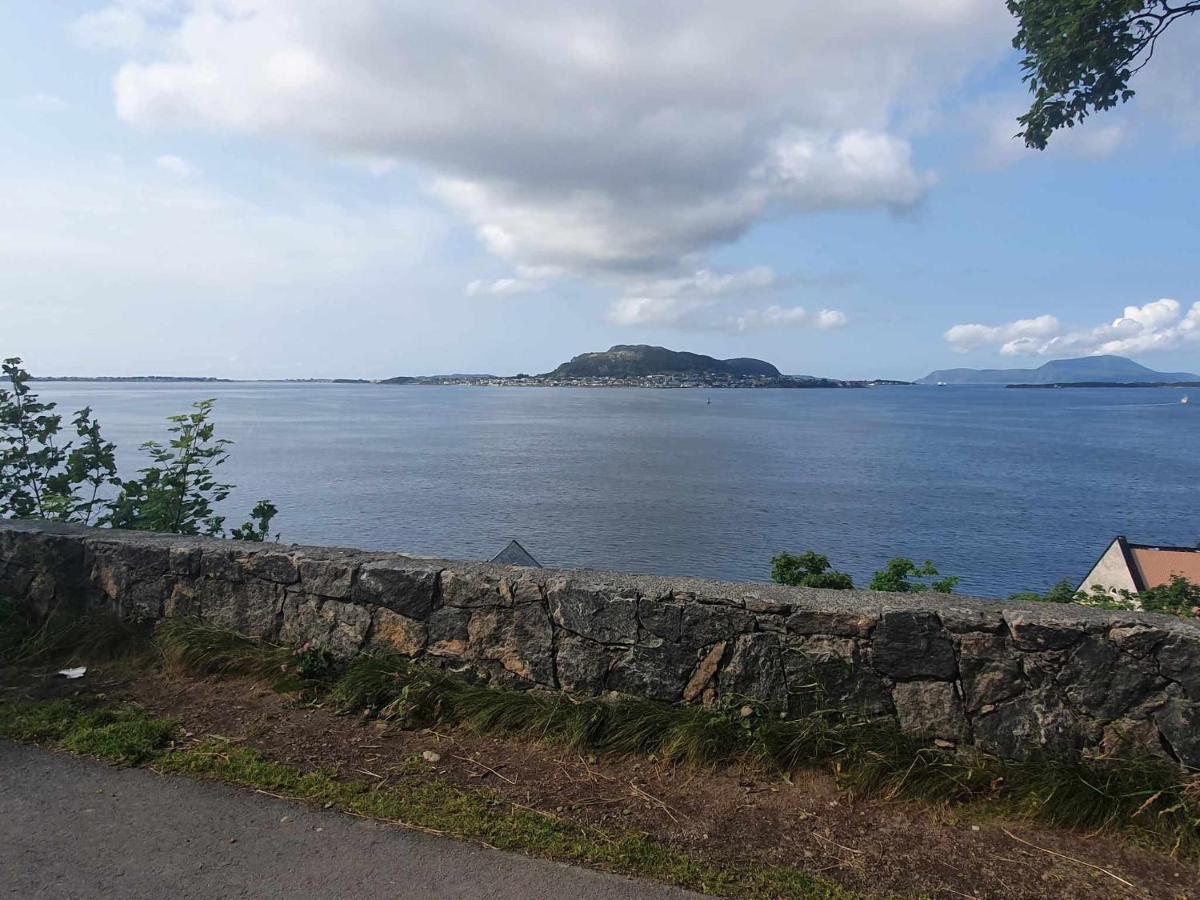 Apartamento Near Brosundet, Newly Refurnished, Free Street Parking Ålesund Exterior foto